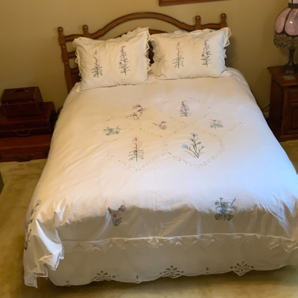 Floral Embroidered Bedding Set - WhiteBattenberg